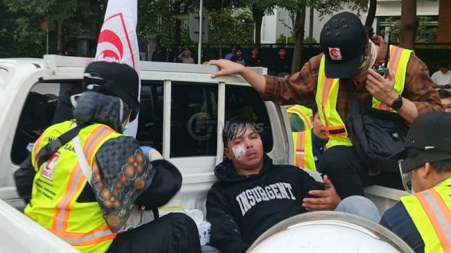 Seorang demonstran terkulai lemas usai terkena gas air mata dalam demo ricuh di depan Mako Brimob Kwitang, Jakarta Pusat, Jumat (29/8/2025). [FTNews.co.id/Selvianus Kopong Basar]